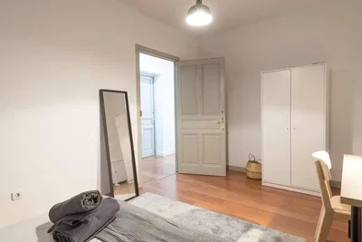 Slaapkamer; houten vloer, natuurlijk licht