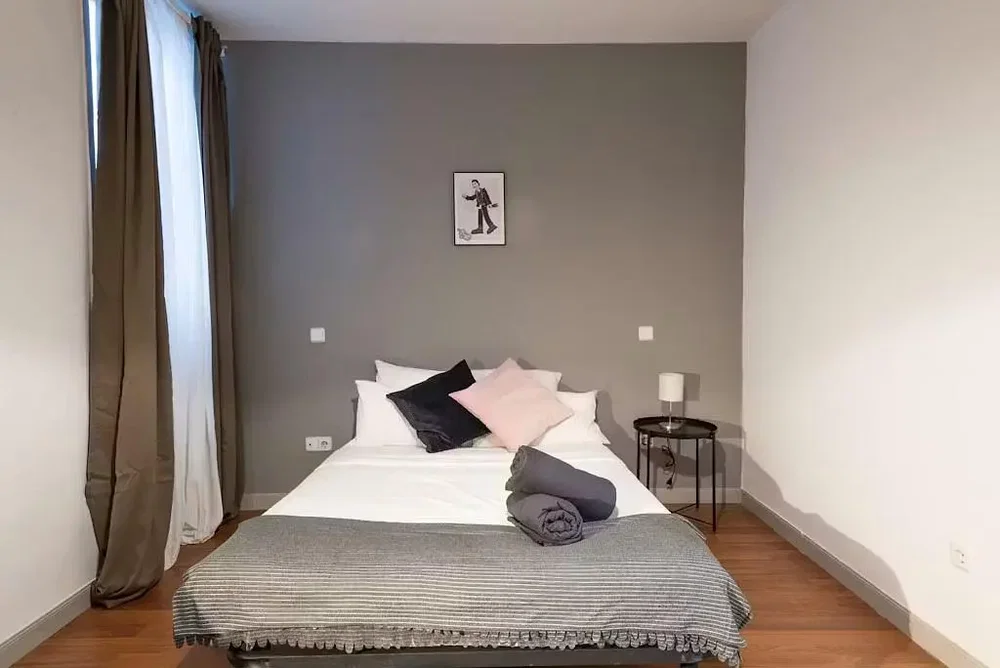 Slaapkamer; houten vloer, natuurlijk licht
