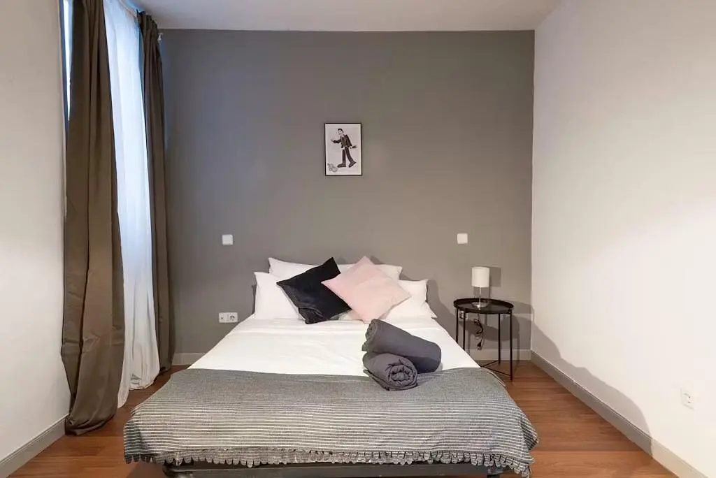 Slaapkamer; houten vloer, natuurlijk licht