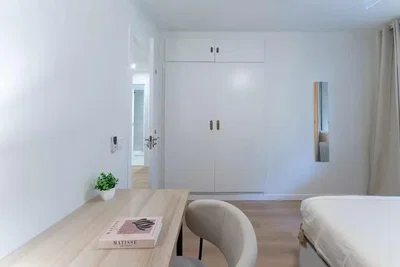Spavaća soba; drveni pod, prirodno svjetlo, moderni stil