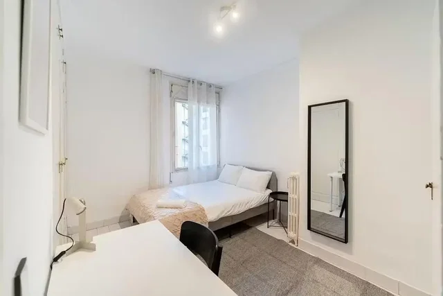 Dormitorio; luz natural, suelo de baldosas