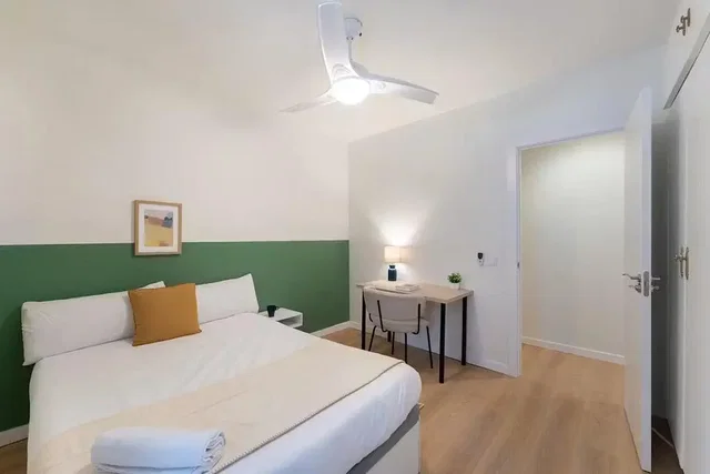 Dormitorio; luz natural, suelo de madera