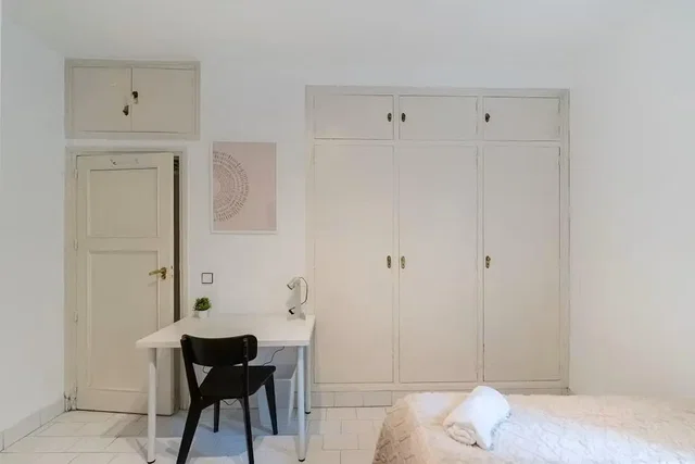 Schlafzimmer; fliesenboden, tageslicht