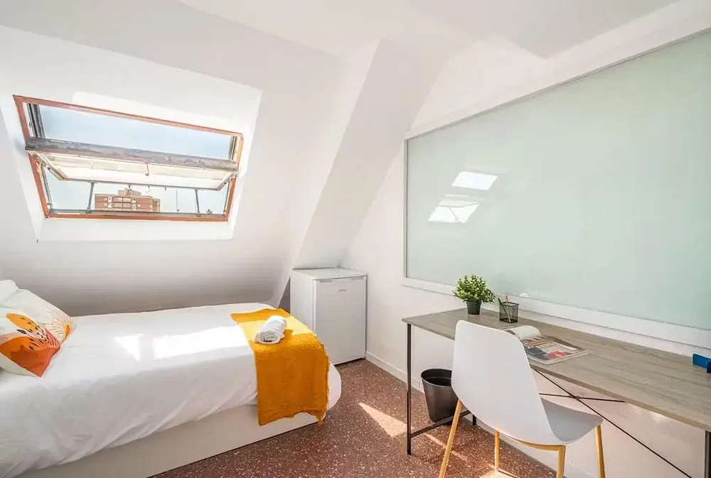 Slaapkamer; natuurlijk licht, houten vloer