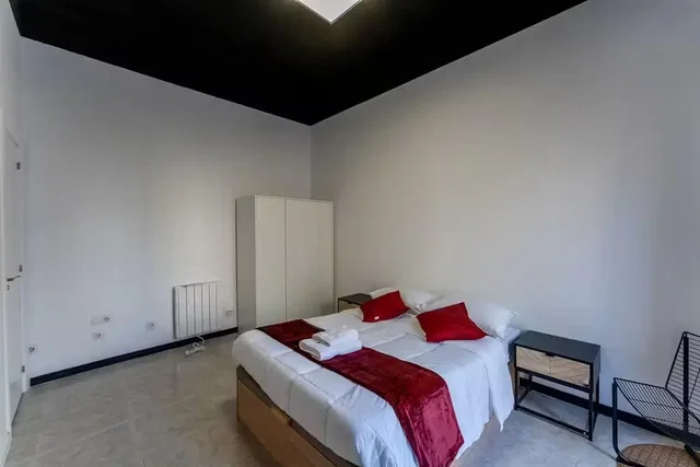 Dormitorio; suelo de baldosas, luz natural