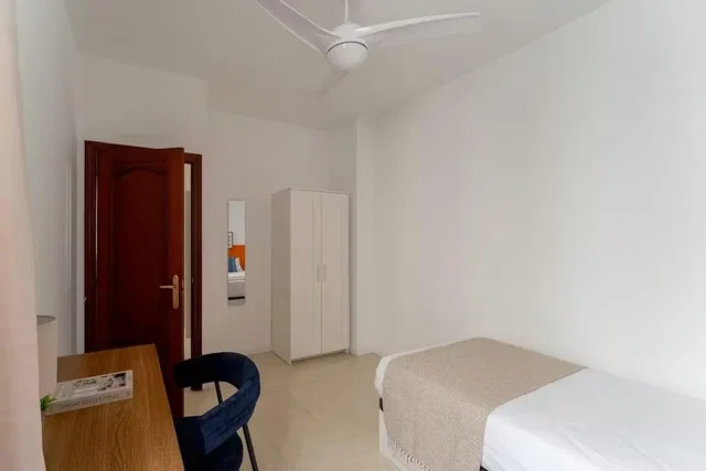 Dormitorio; luz natural, suelo de madera
