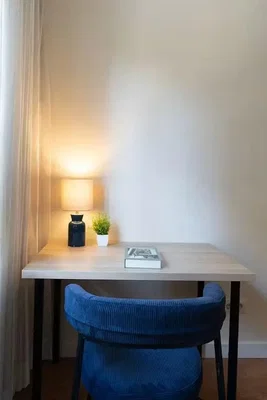Diğer; doğal ışık, ahşap zemin, modern stil
