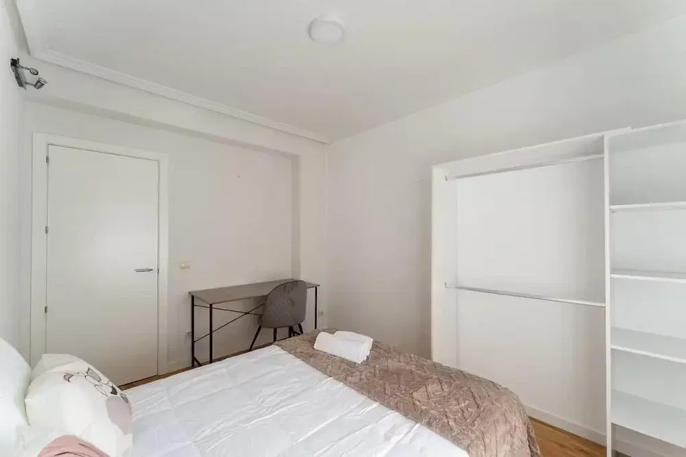 Slaapkamer; natuurlijk licht, houten vloer
