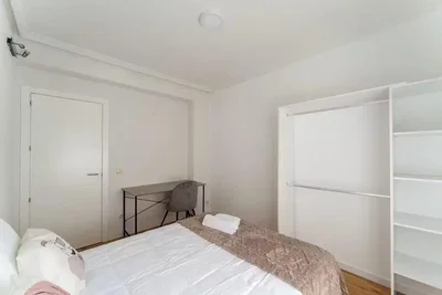 Slaapkamer; natuurlijk licht, houten vloer
