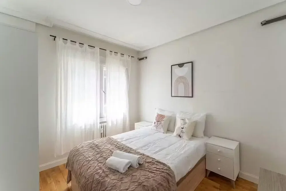 Slaapkamer; houten vloer, natuurlijk licht