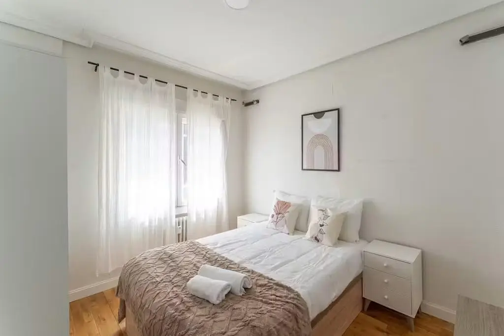 Slaapkamer; houten vloer, natuurlijk licht