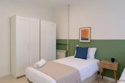 Camera da letto; pavimento in legno, luce naturale, stile moderno