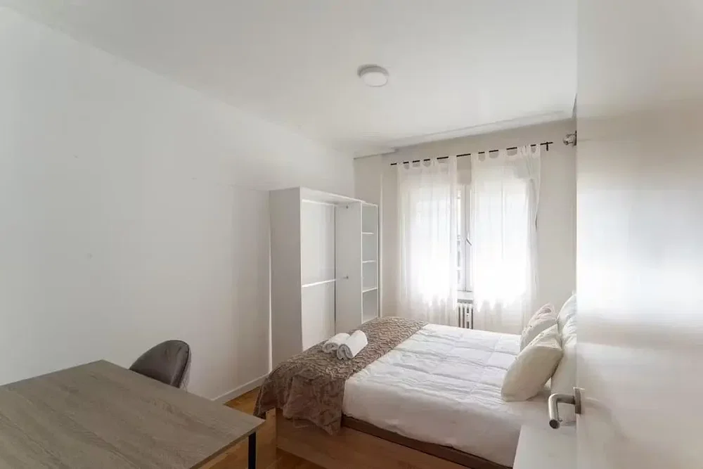 Slaapkamer; natuurlijk licht, houten vloer