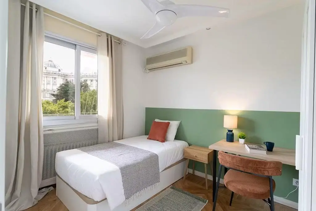 Yatak odası; doğal ışık, modern stil