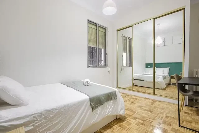 Dormitorio; suelo de madera, luz natural