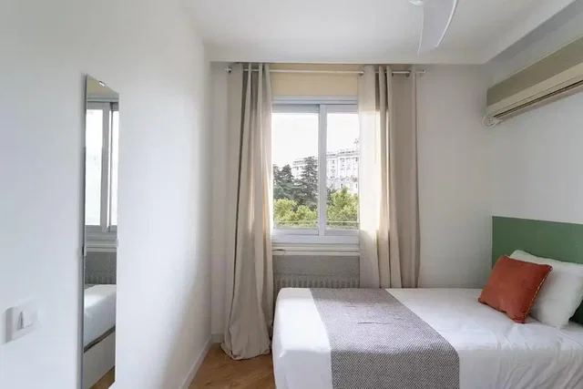 Dormitorio; luz natural, suelo de madera
