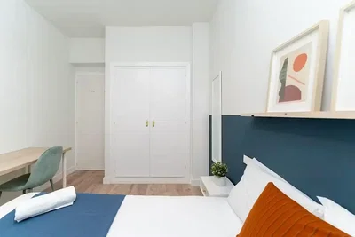 Slaapkamer; houten vloer, natuurlijk licht