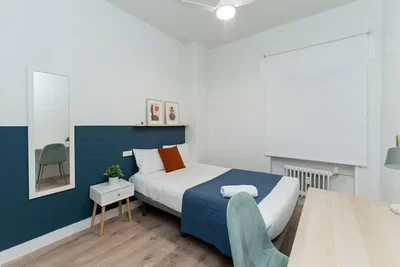 Slaapkamer; natuurlijk licht, houten vloer, moderne stijl