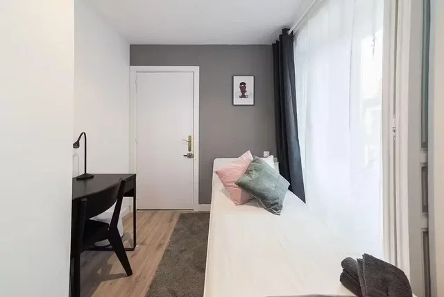 Quarto; chão de madeira, luz natural