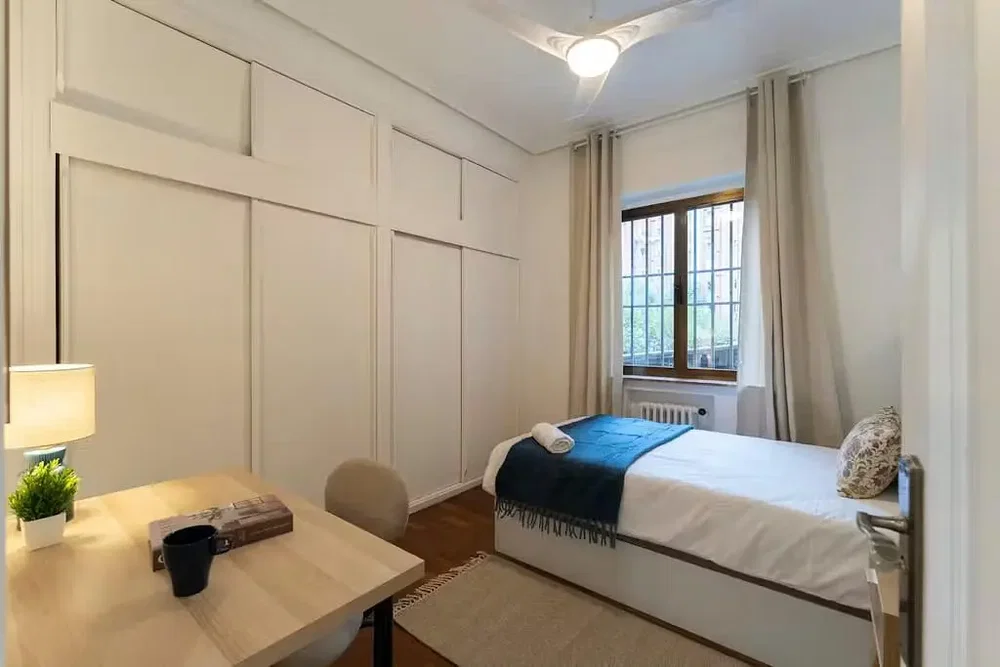 Quarto; luz natural, chão de madeira