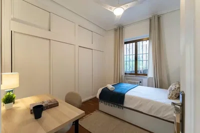 Quarto; luz natural, chão de madeira