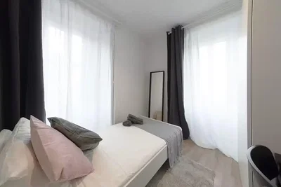 Quarto; luz natural, chão de madeira