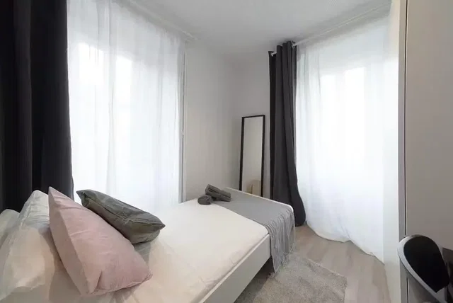 Quarto; luz natural, chão de madeira