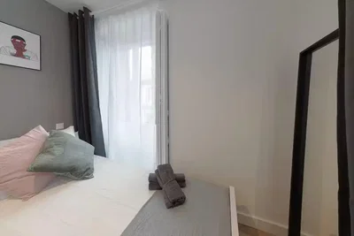 Quarto; luz natural, estilo moderno