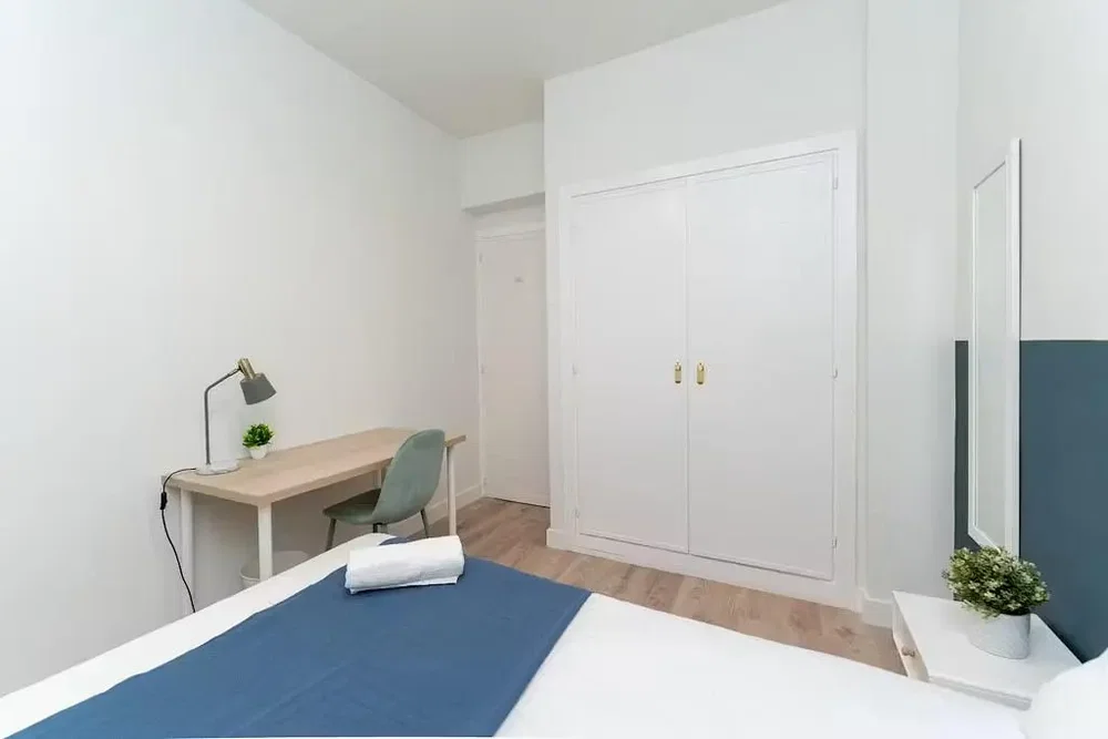 Slaapkamer; natuurlijk licht, houten vloer