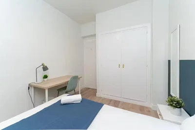 Slaapkamer; natuurlijk licht, houten vloer