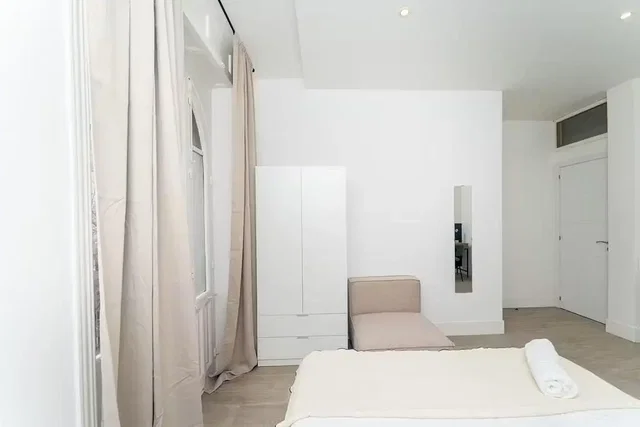 Dormitorio; luz natural, suelo de madera