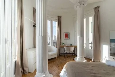 Dormitorio; luz natural, suelo de madera
