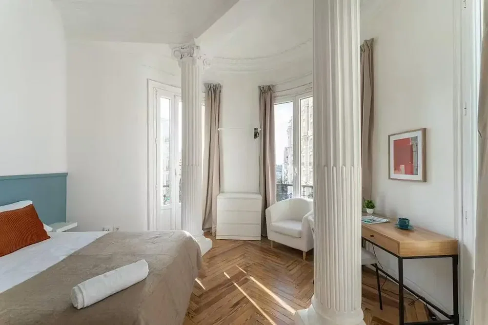 Dormitorio; suelo de madera, luz natural