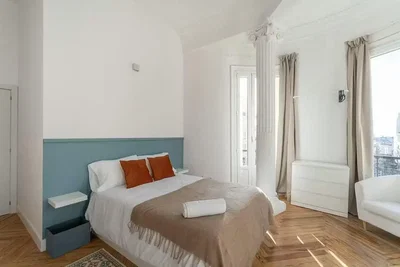 Dormitorio; suelo de madera, luz natural, estilo moderno