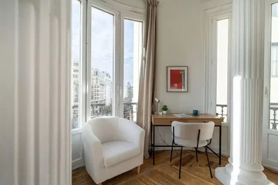 Salón; luz natural, suelo de madera, vista