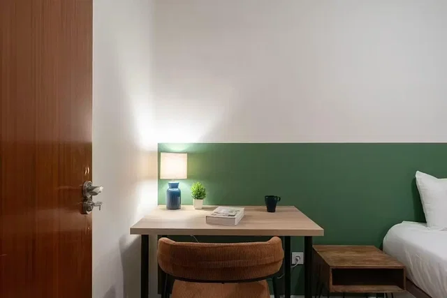Dormitorio; luz natural, suelo de madera