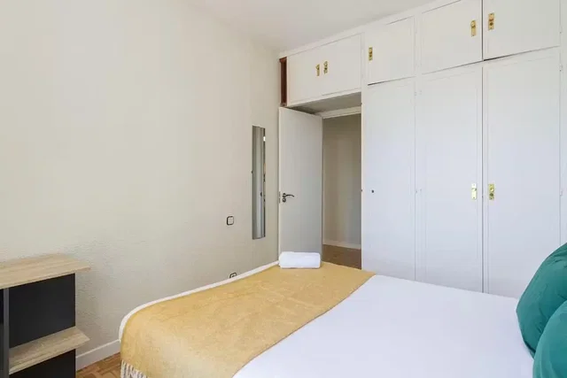 Dormitorio; luz natural, suelo de madera