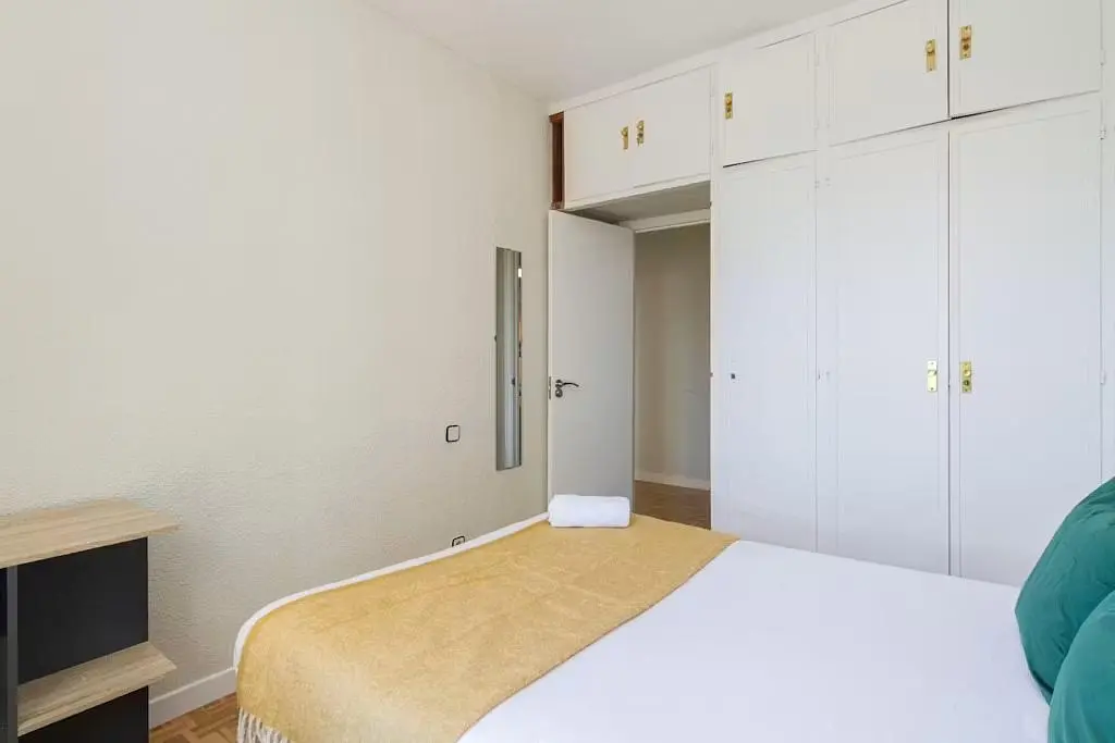 Camera da letto; luce naturale, pavimento in legno