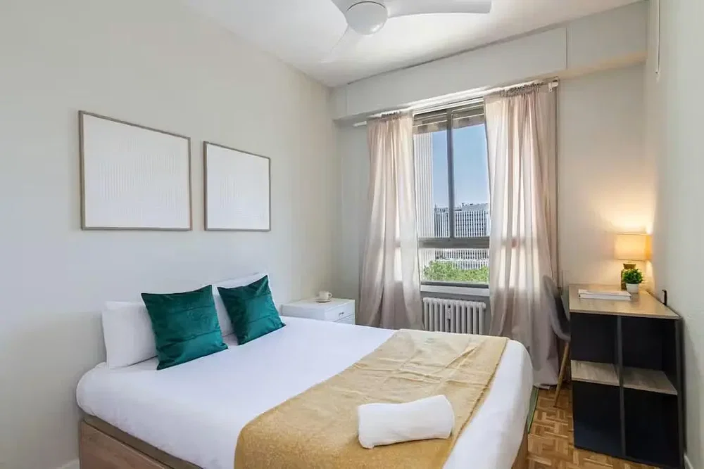 Camera da letto; luce naturale, stile moderno
