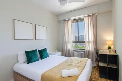 Camera da letto; luce naturale, stile moderno