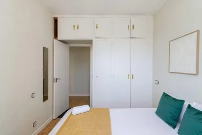 Camera da letto; luce naturale, pavimento in legno
