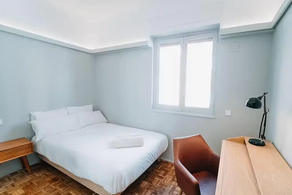 Camera da letto; pavimento in legno, luce naturale