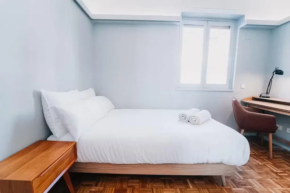 Camera da letto; pavimento in legno, luce naturale