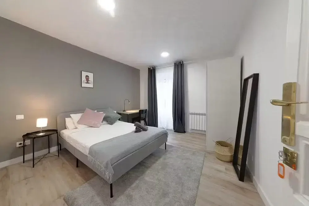 Camera da letto; luce naturale, stile moderno, pavimento in legno