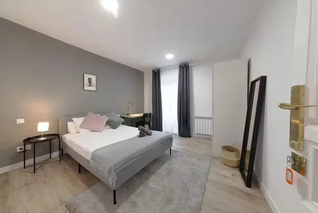 Dormitorio; luz natural, estilo moderno, suelo de madera