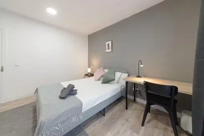 Camera da letto; luce naturale, pavimento in legno, stile moderno