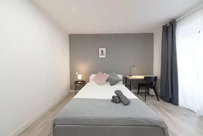 Camera da letto; pavimento in legno, luce naturale, stile moderno