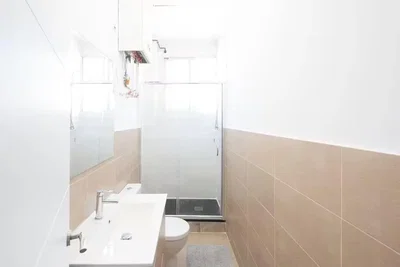 Banyo; fayans zemin, doğal ışık