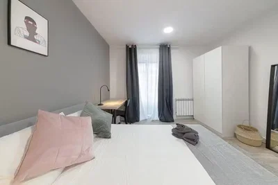 Camera da letto; luce naturale, stile moderno, pavimento in legno