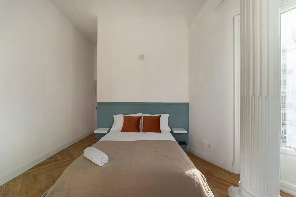 Dormitorio; suelo de madera, luz natural